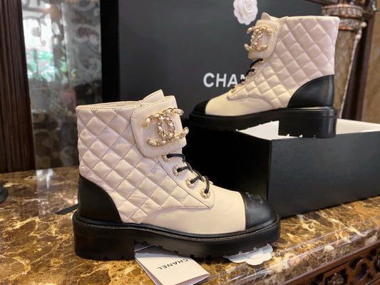 CHANEL 大logo菱格馬丁靴 黑白