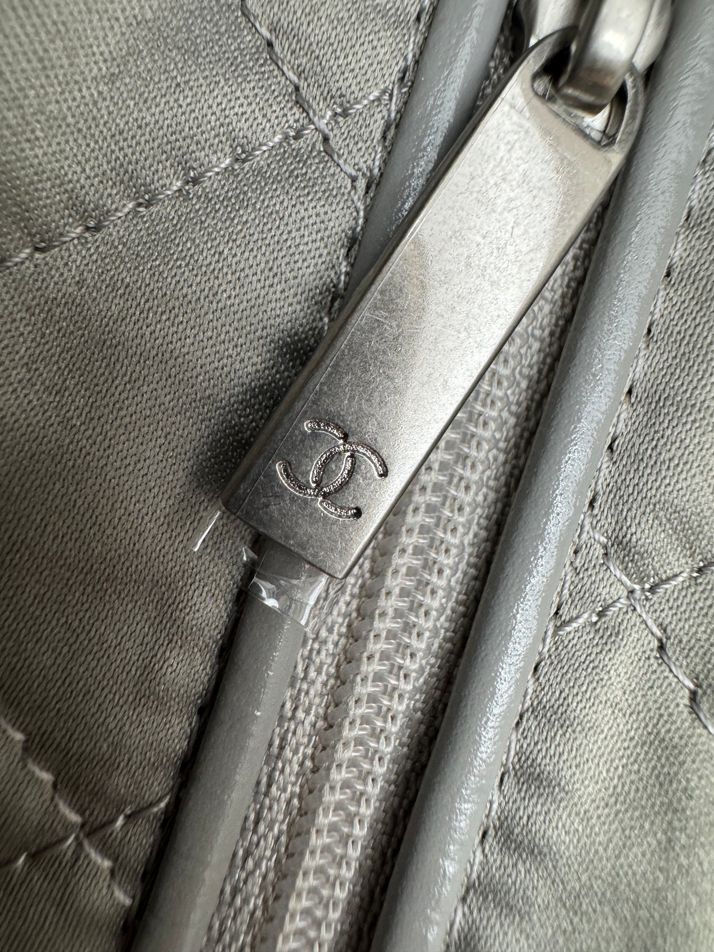 CHANEL 22 Bag Medium 23C淺灰色銀扣