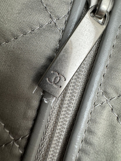 CHANEL 22 Bag Medium 23C淺灰色銀扣