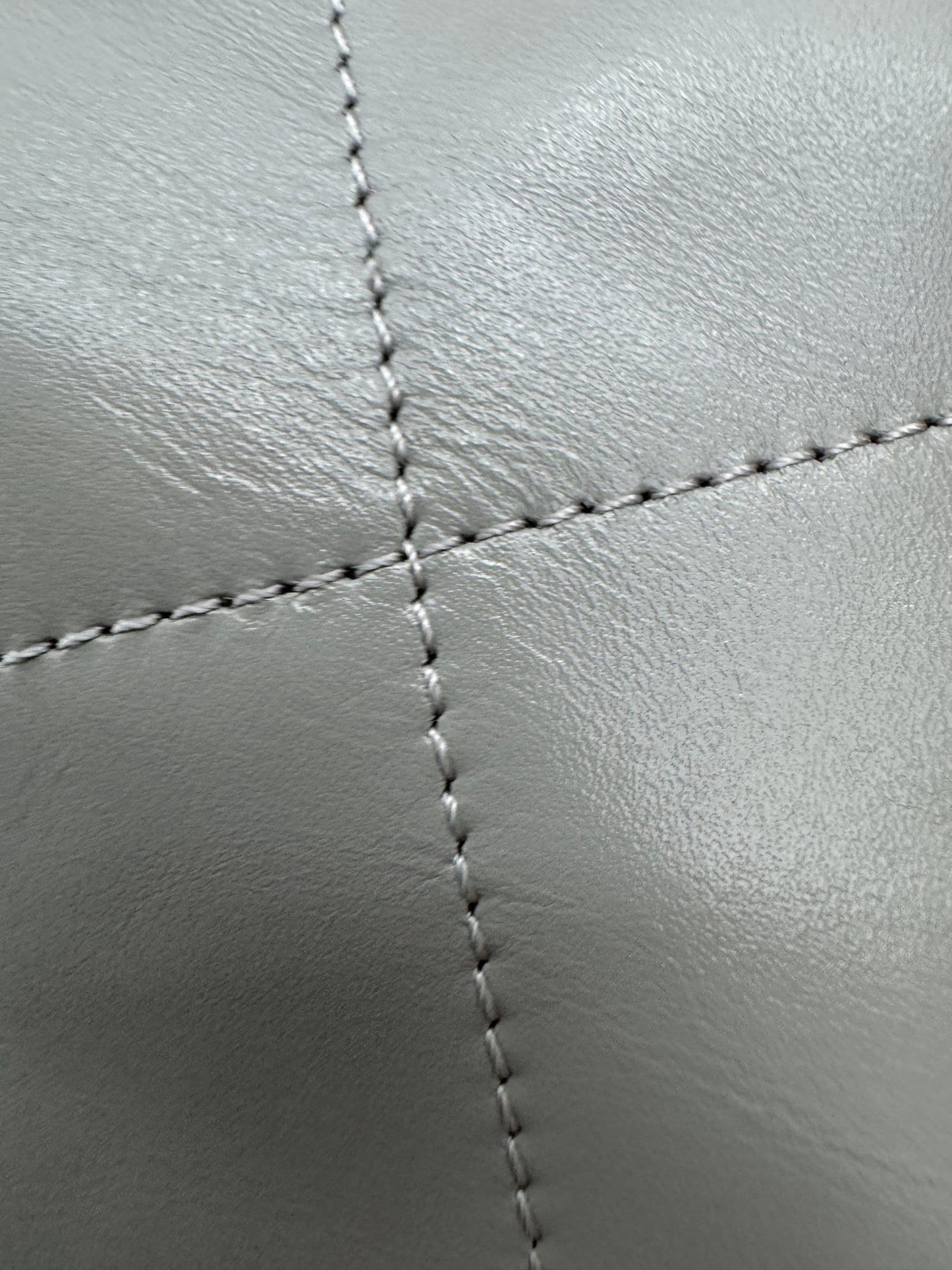 CHANEL 22 Bag Medium 23C淺灰色銀扣