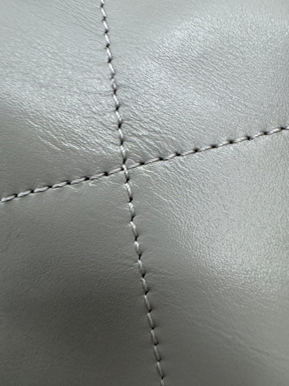 CHANEL 22 Bag Medium 23C淺灰色銀扣