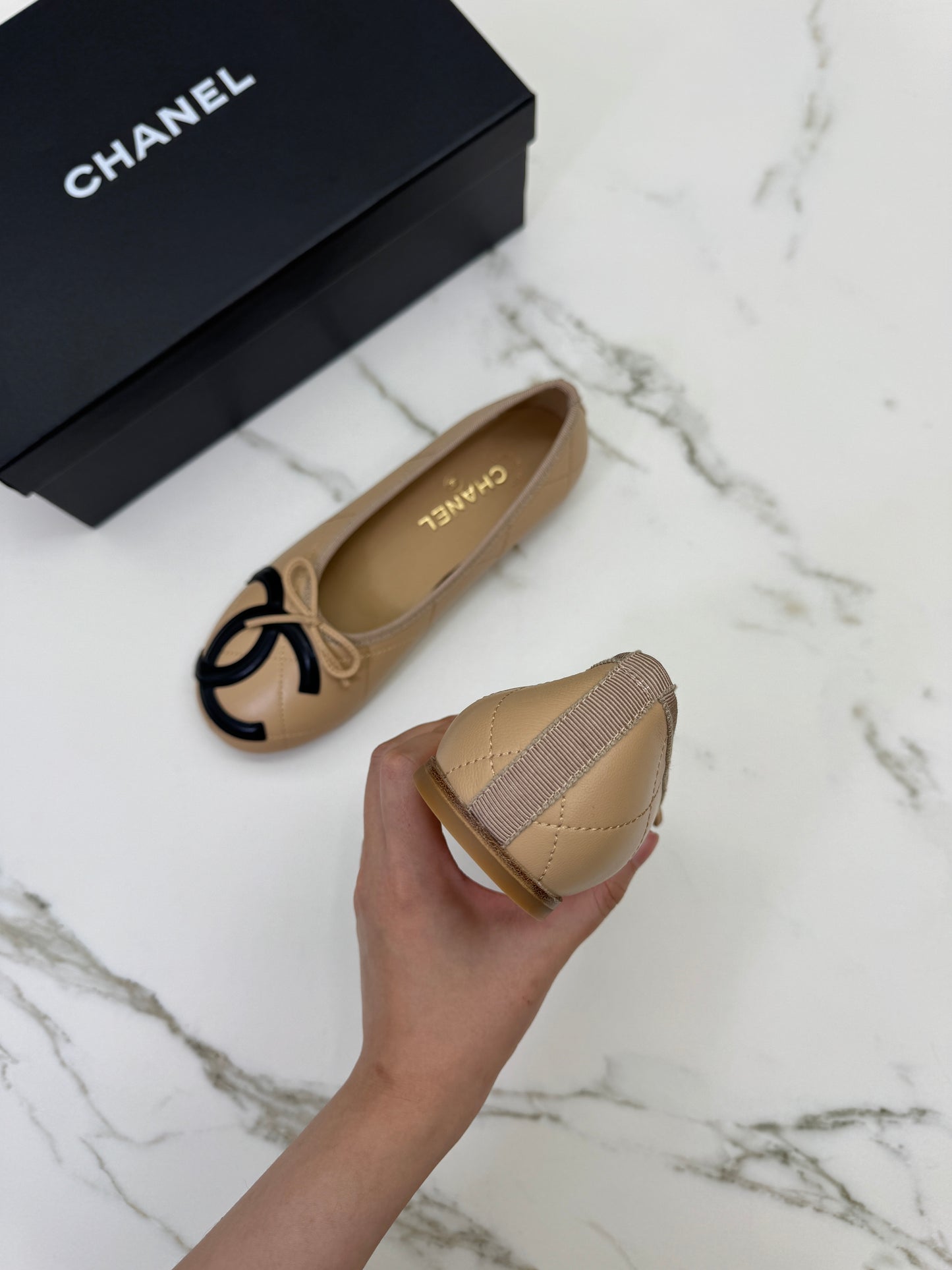 CHANEL Cambon Ballet Flats 杏拼黑 Beige