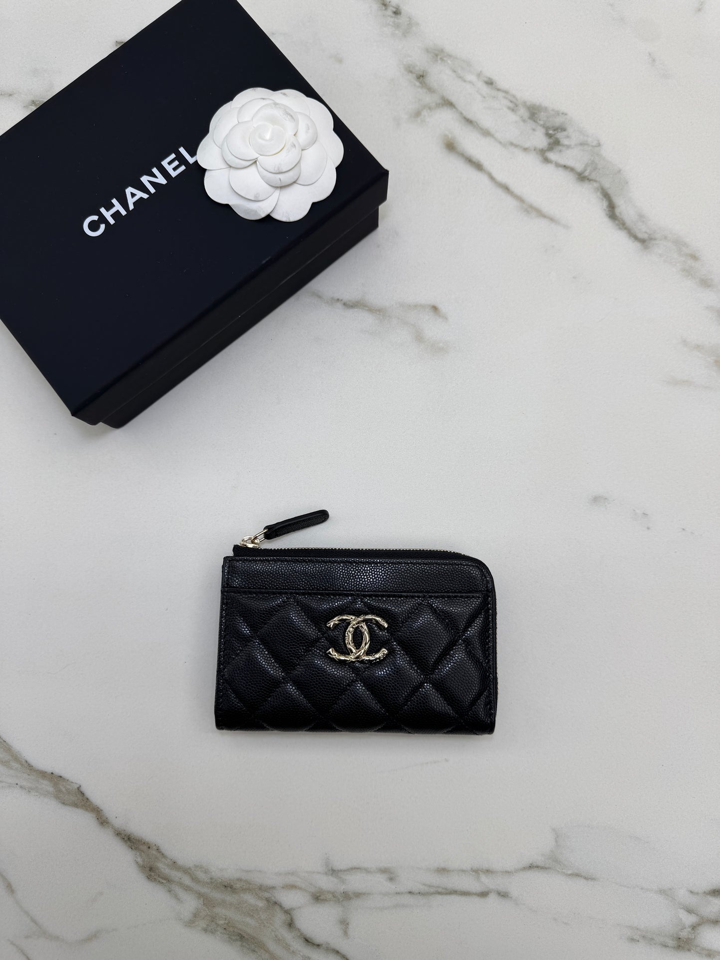 CHANEL L型拉鏈卡包 雕刻菱格扣