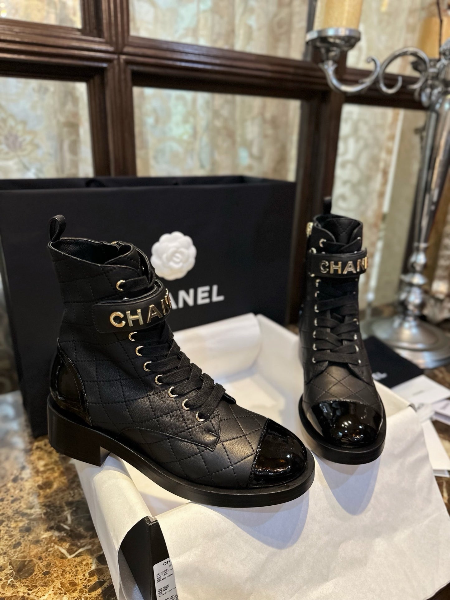 CHANEL 羊皮菱格 機車靴 logo字母￼23A