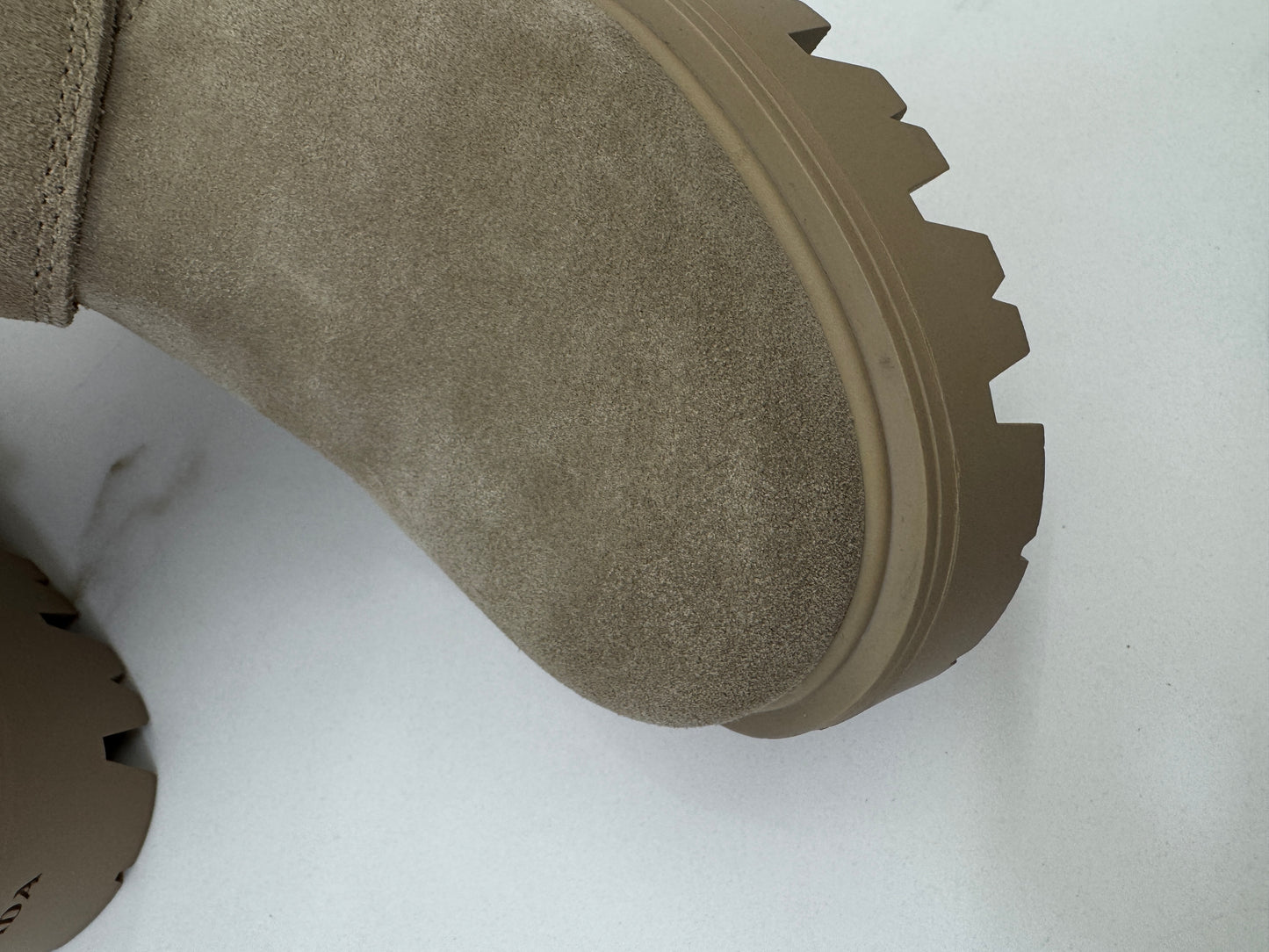 PRADA 卡其色麂皮中筒靴