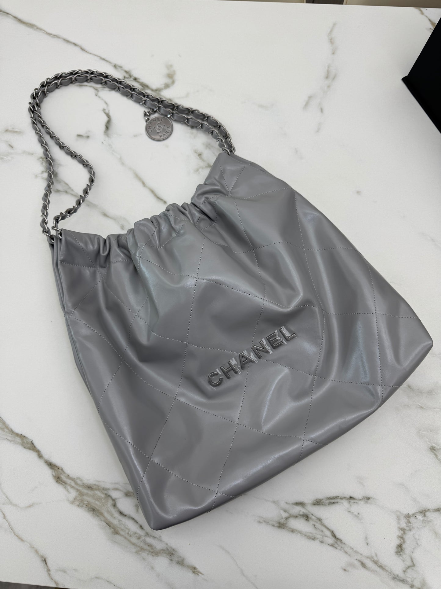 CHANEL 22 Bag Medium 23C淺灰色銀扣
