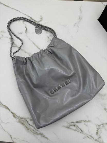 CHANEL 22 Bag Medium 23C淺灰色銀扣