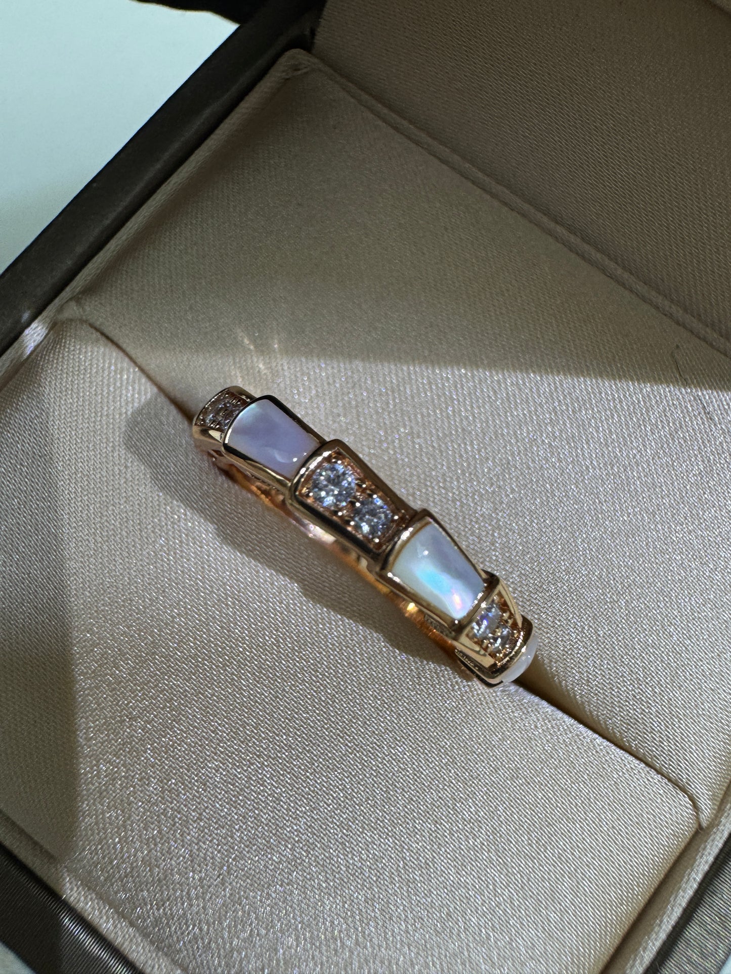 BVLGARI Serpenti 白貝母拼鑽 玫瑰金戒指