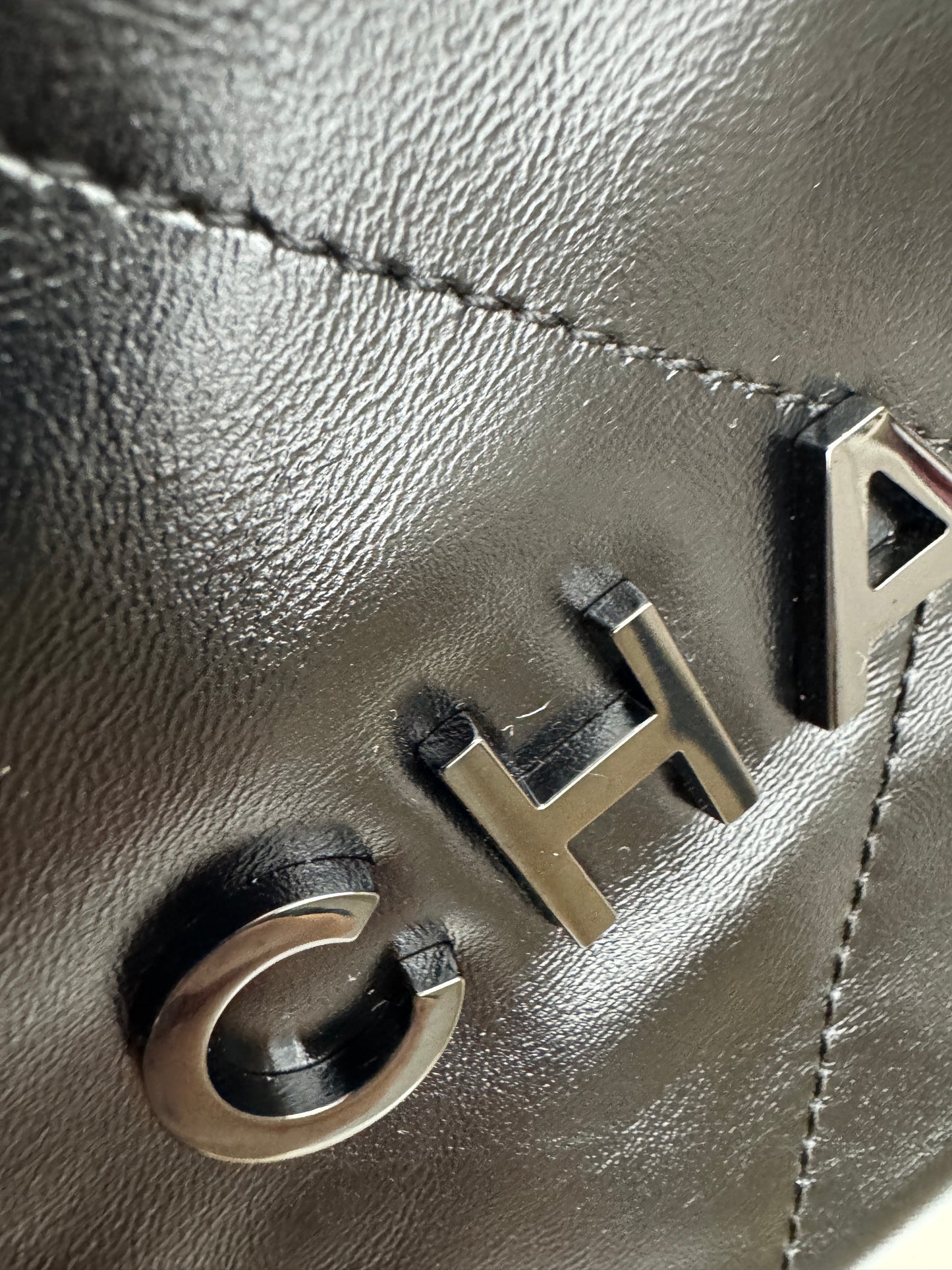 CHANEL Mini 22 Bag So Black 油蠟牛皮