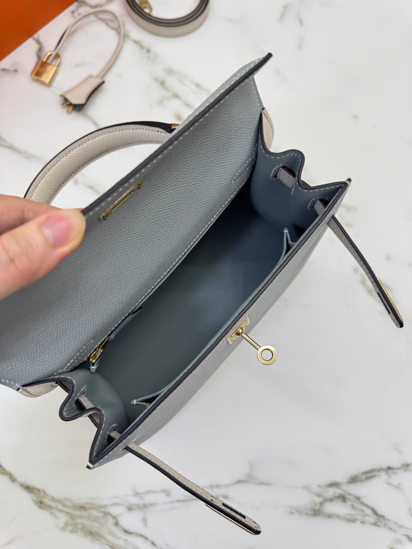 HERMES Kelly 25 冰川藍拼奶昔白 Epsom 香檳金扣 8U Bleu Glacier/ 10 Craie PBHW