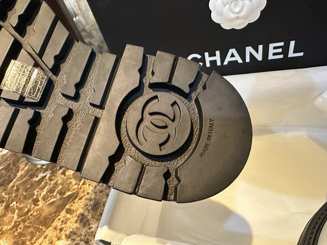 CHANEL 厚底馬丁短靴 黑白 23B