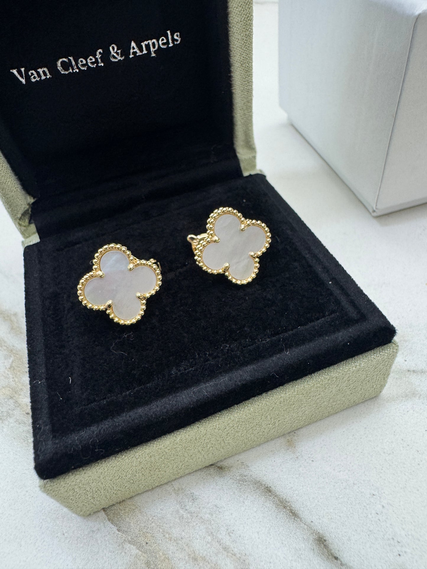 VCA Vintage Alhambra Earrings 白貝母金色