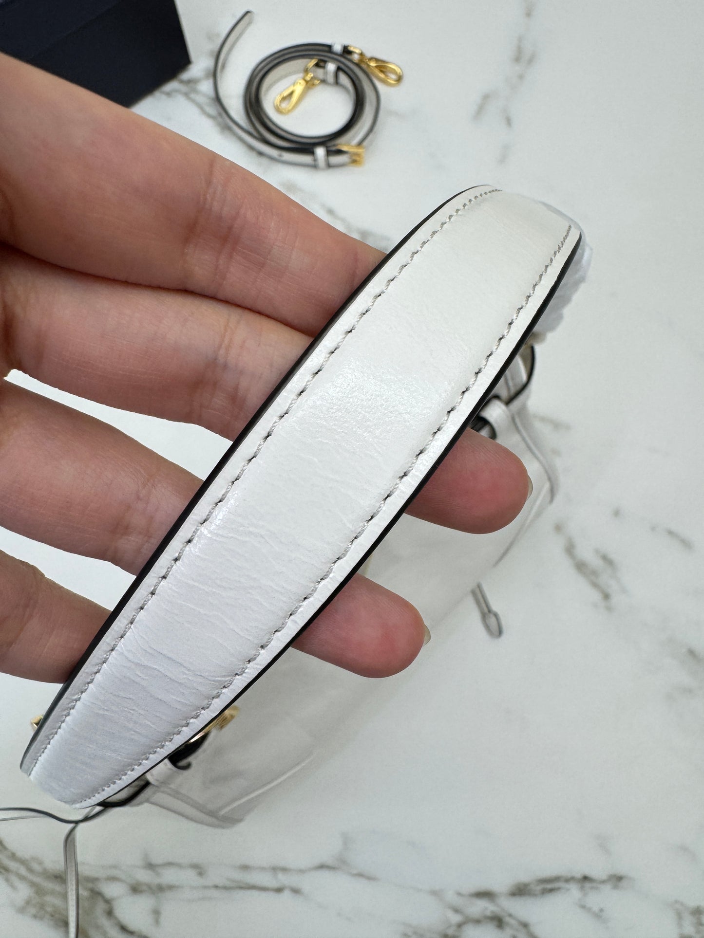 PRADA Bonnie Hobo 白色油蠟皮