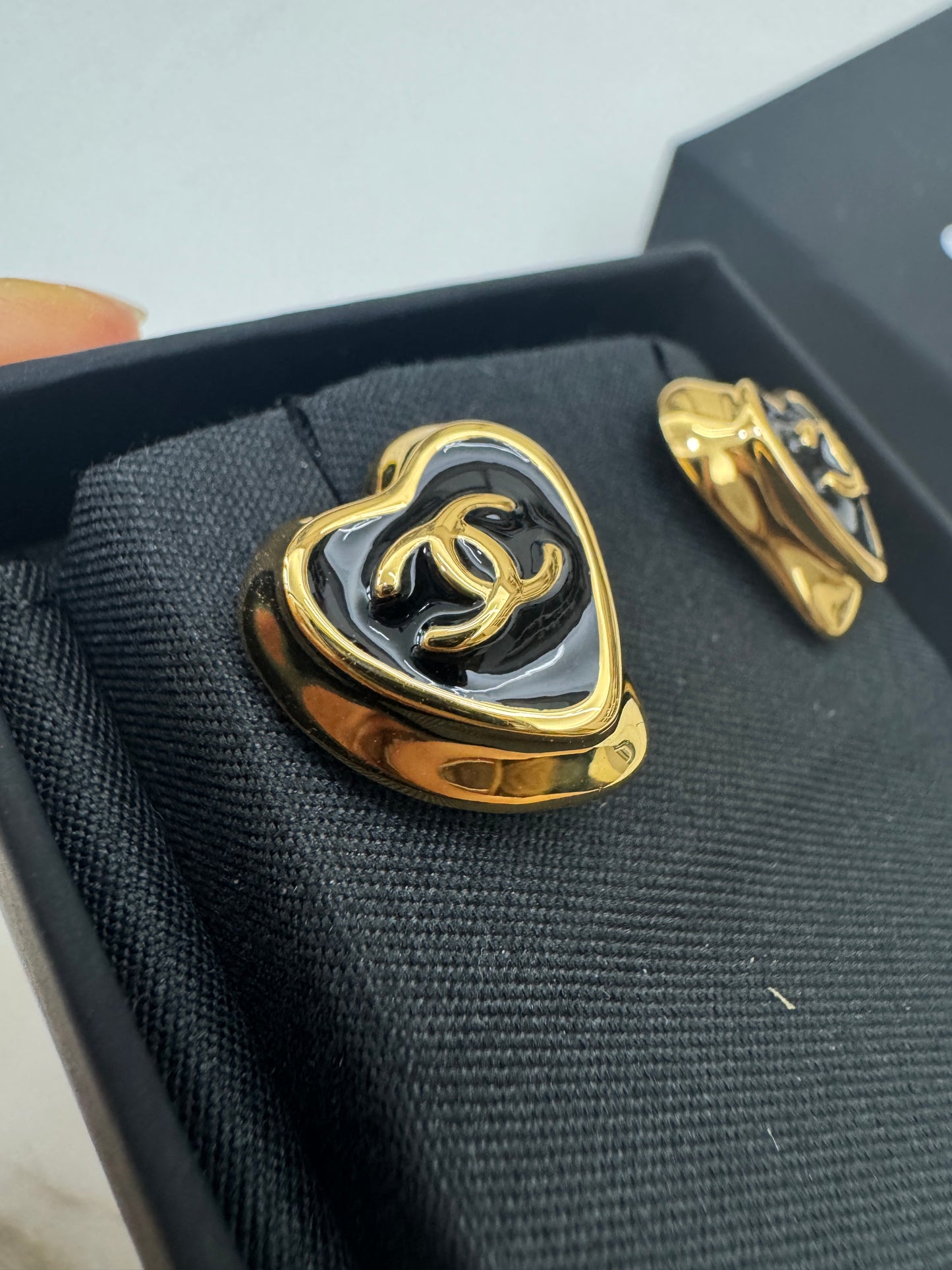 CHANEL 25A 黑色愛心琺瑯耳環
