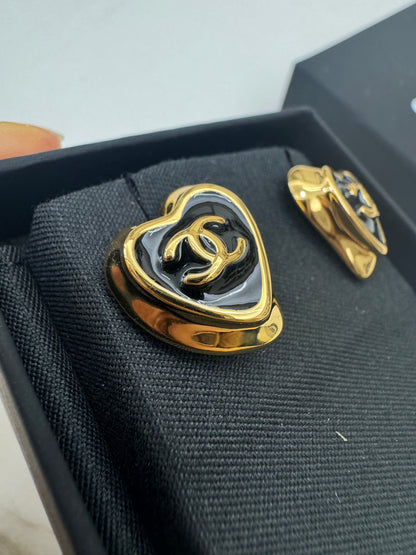 CHANEL 25A 黑色愛心琺瑯耳環
