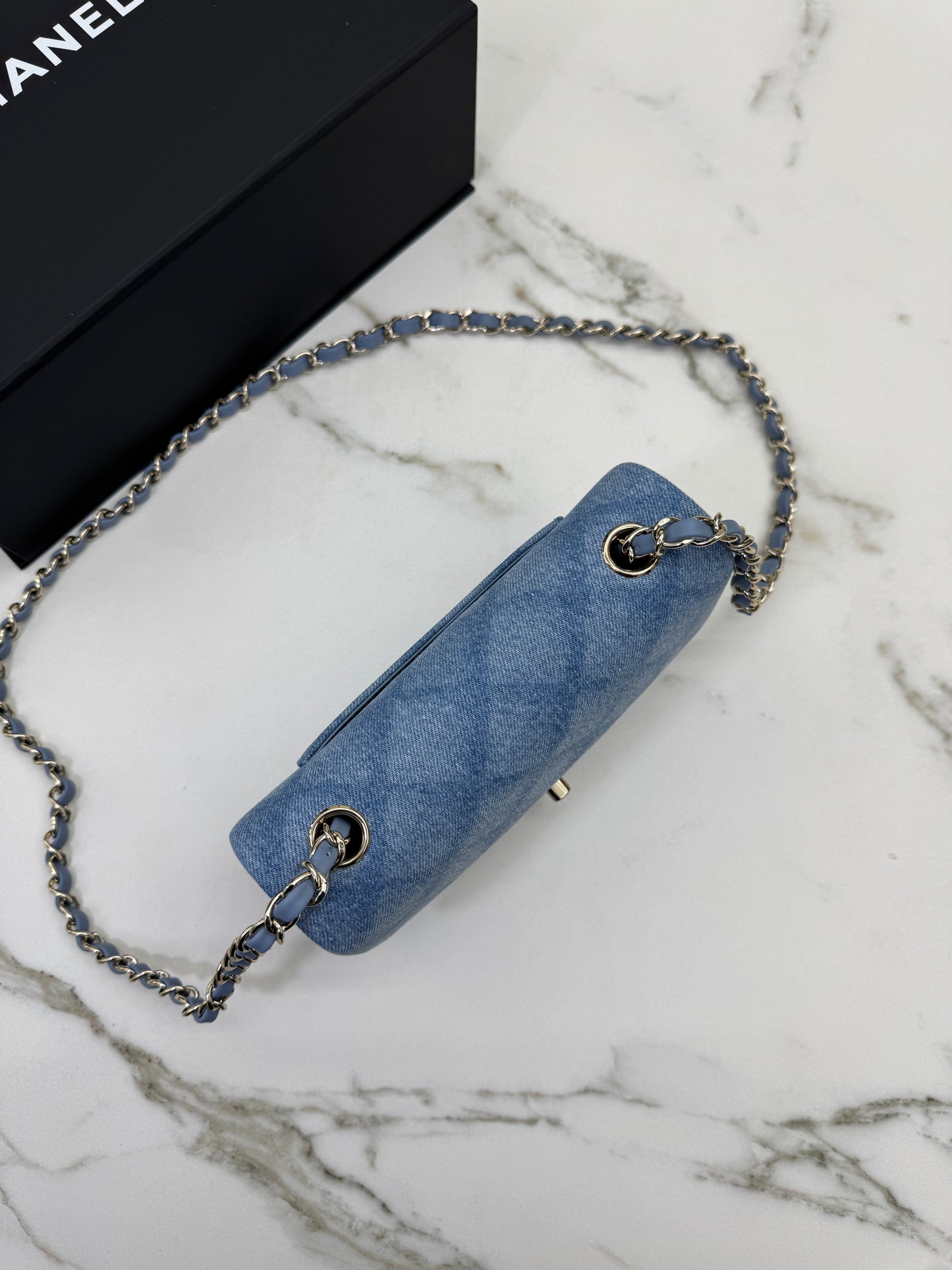 CHANEL 22B 淺藍牛仔 Mini CF20