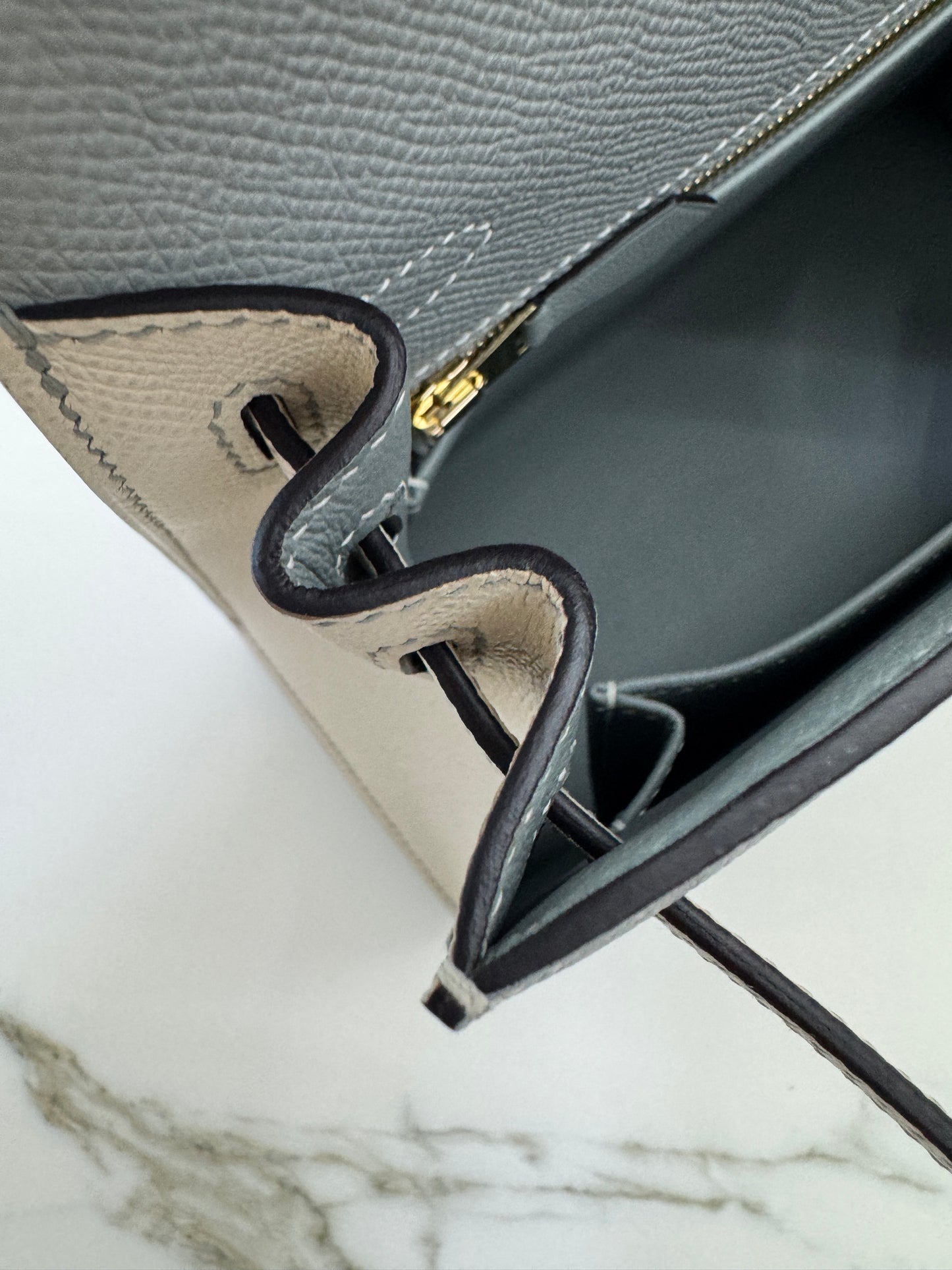 HERMES Kelly 25 冰川藍拼奶昔白 Epsom 香檳金扣 8U Bleu Glacier/ 10 Craie PBHW