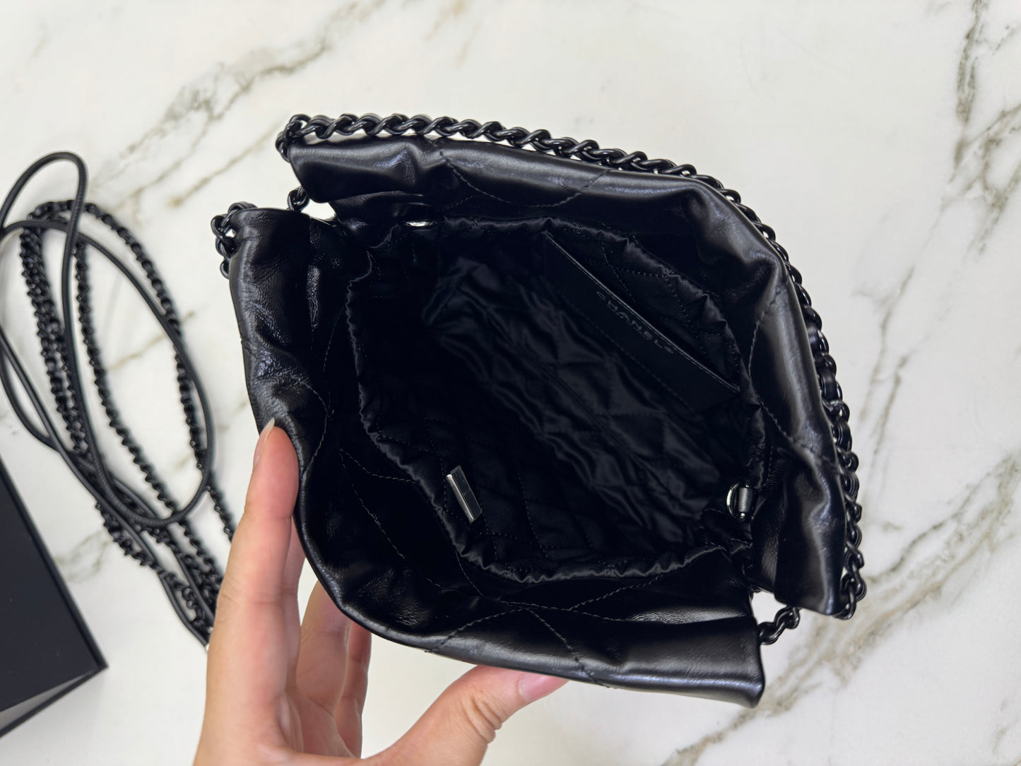 CHANEL Mini 22 Bag So Black 油蠟牛皮