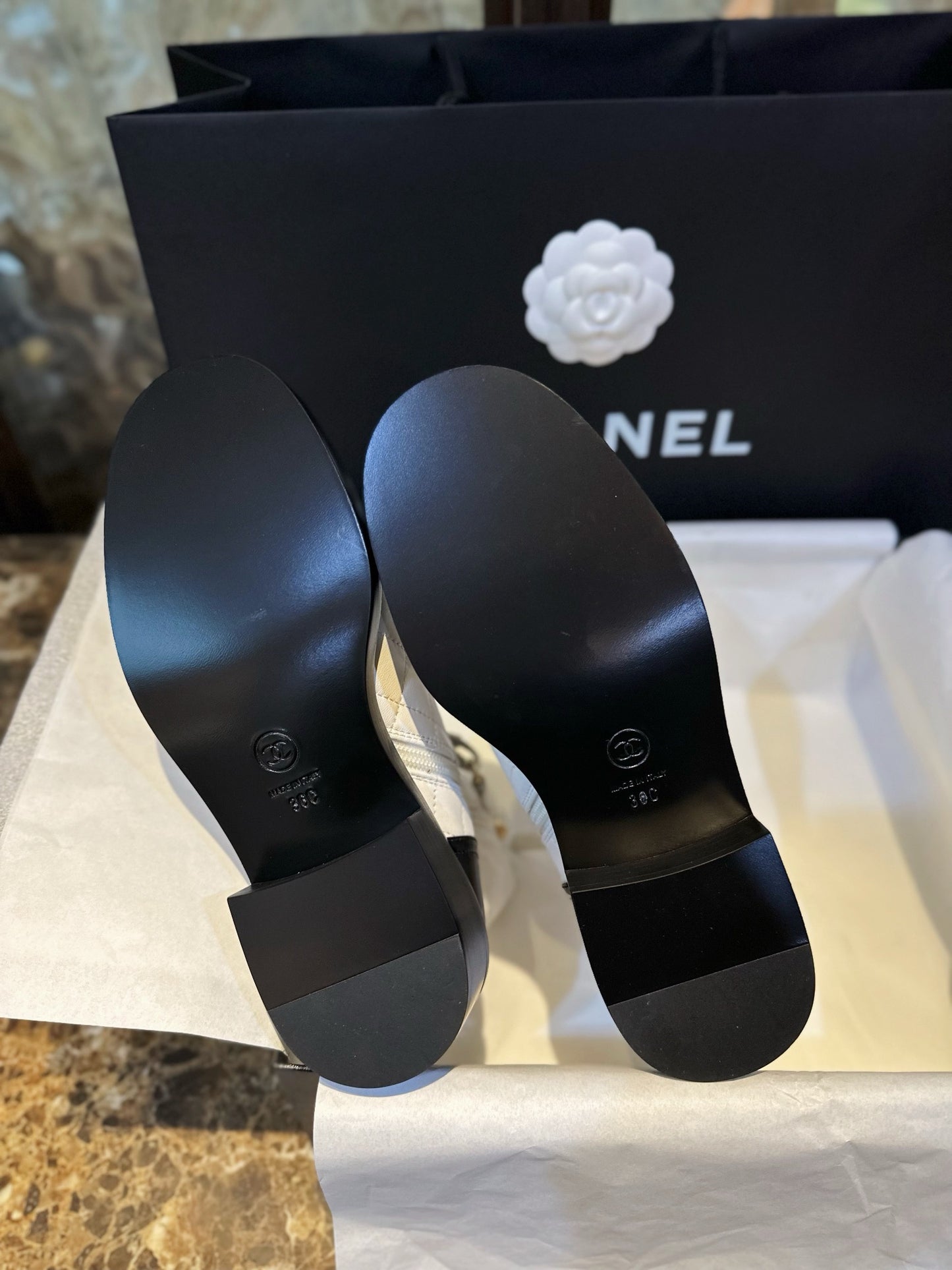 CHANEL 羊皮 菱格字母機車靴 黑白 23a￼
