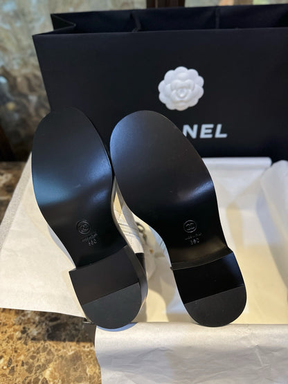 CHANEL 羊皮 菱格字母機車靴 黑白 23a￼