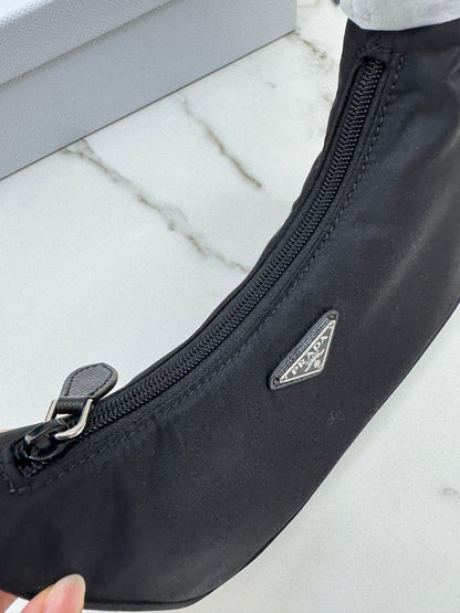 PRADA Re-nylon Hobo 舊版