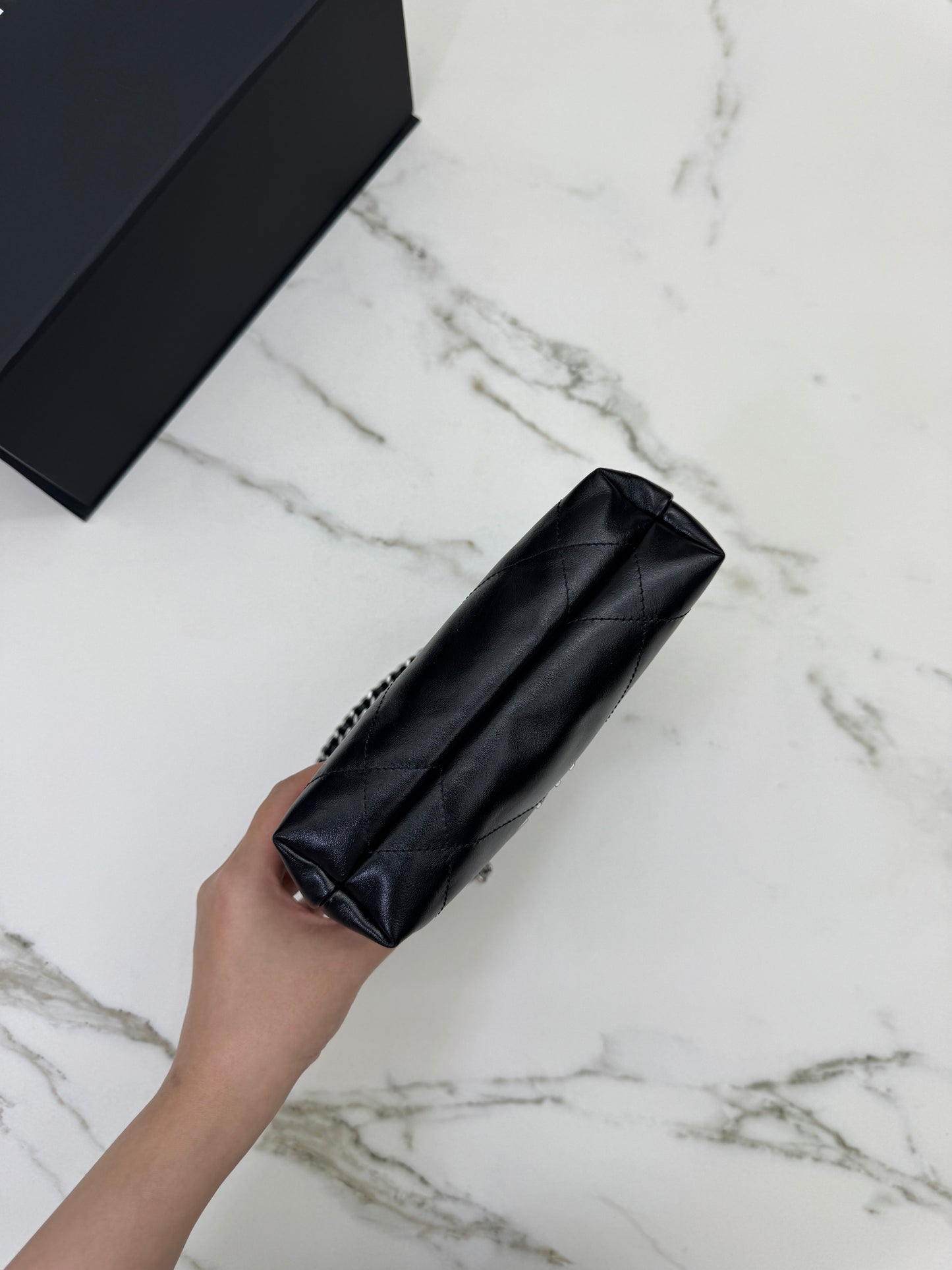 CHANEL Mini 22 Bag 黑銀 【同步最新磁吸扣版】