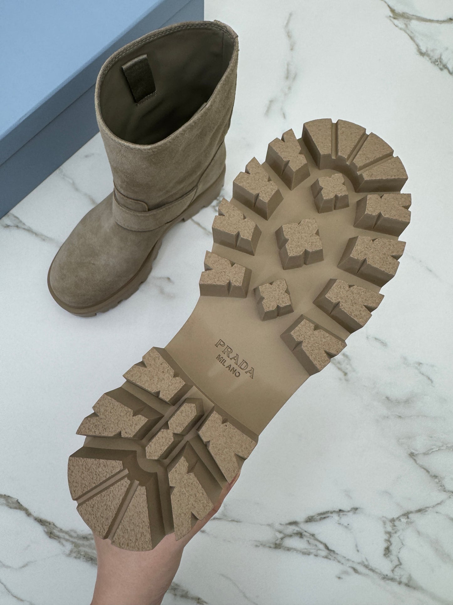 PRADA 卡其色麂皮中筒靴