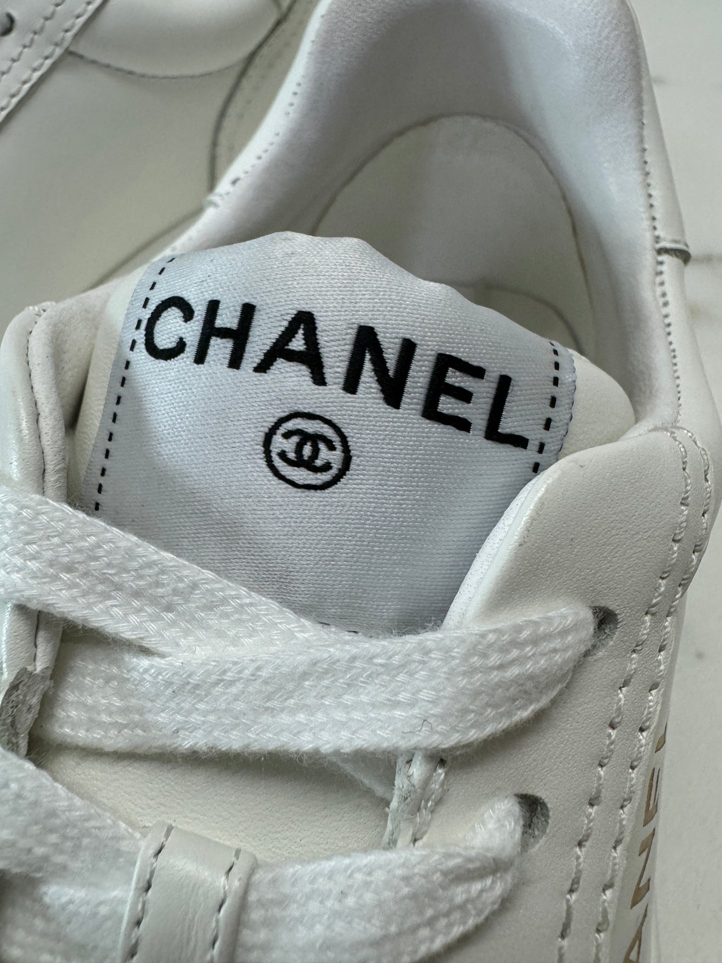 CHANEL 全皮燙金小白鞋 Sneakers