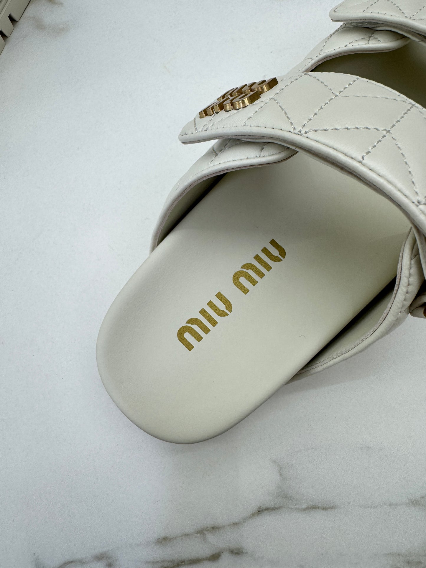 MIU MIU 魔術貼涼鞋 米白色羊皮