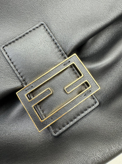 FENDI Mamma Baguette 黑色 Medium