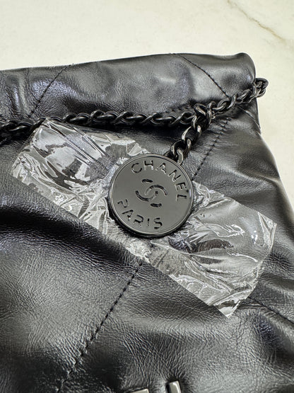 CHANEL Mini 22 Bag So Black 油蠟牛皮