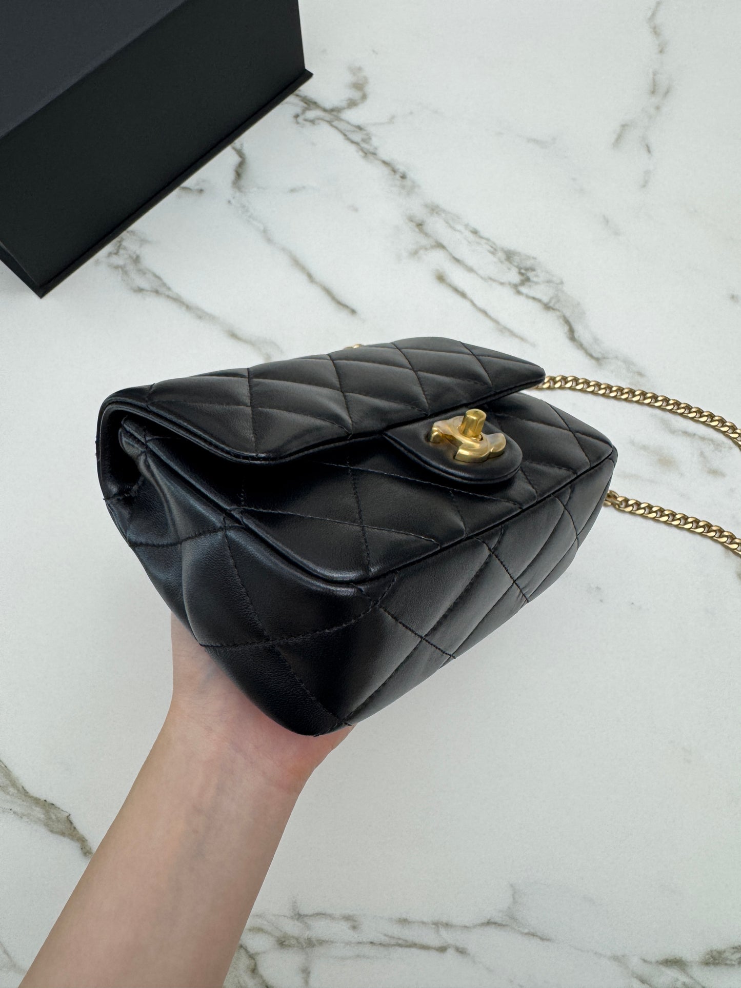 CHANEL 25P 愛心金球羊皮 黑色