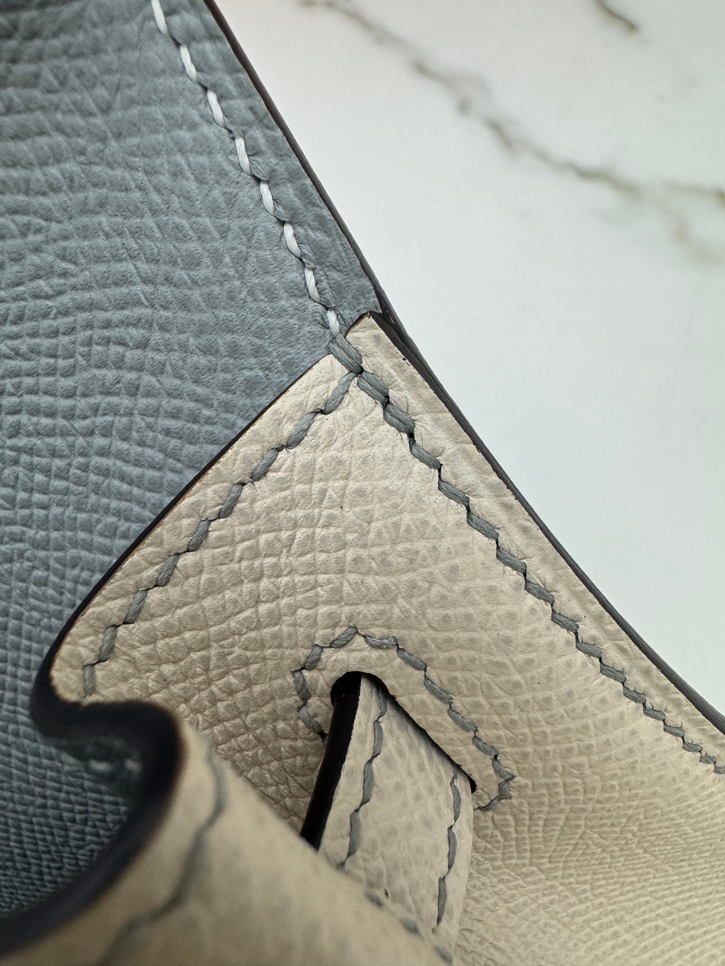 HERMES Kelly 25 冰川藍拼奶昔白 Epsom 香檳金扣 8U Bleu Glacier/ 10 Craie PBHW