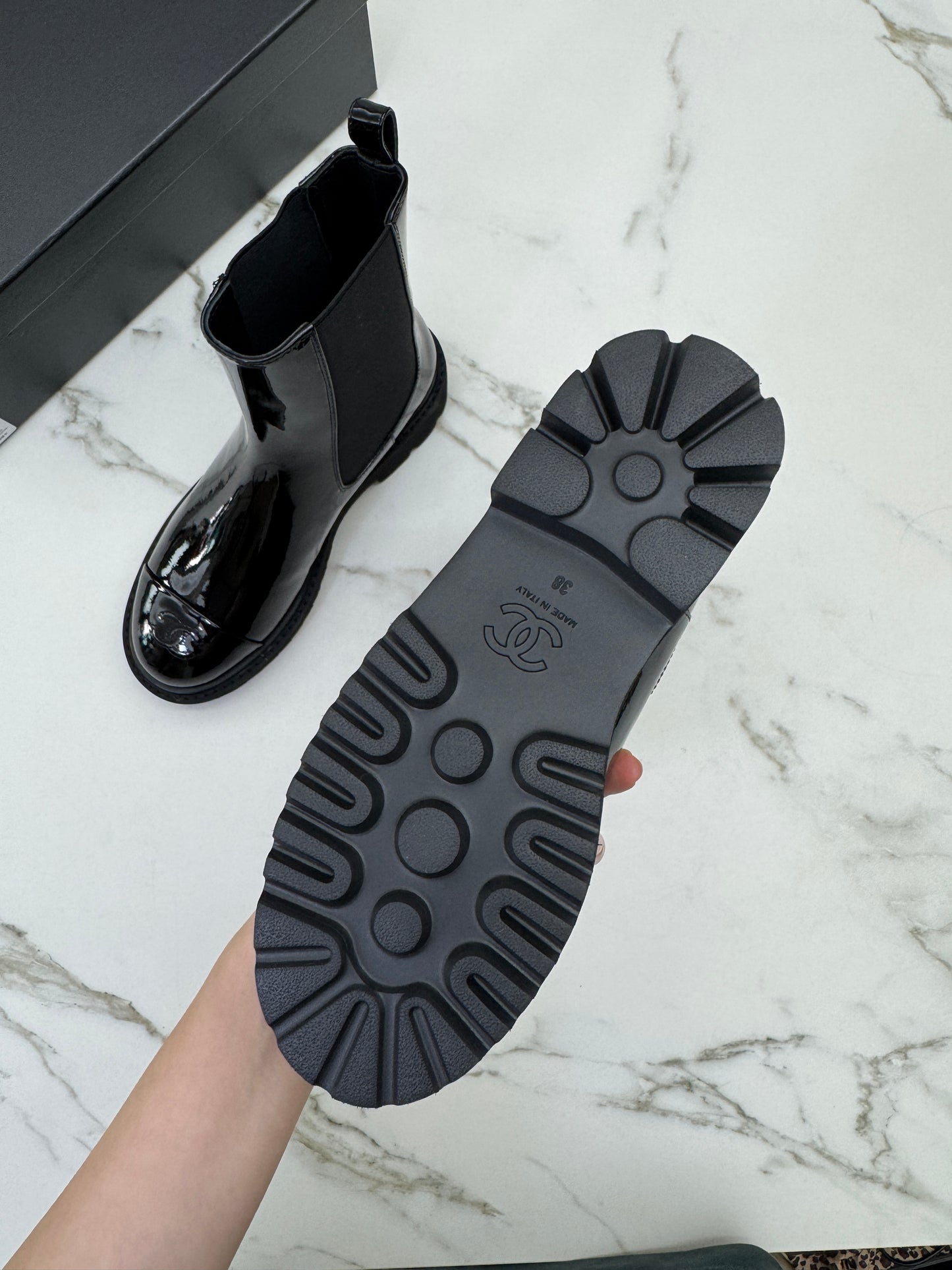CHANEL 22C Chelsea Boots 漆皮切爾西短靴