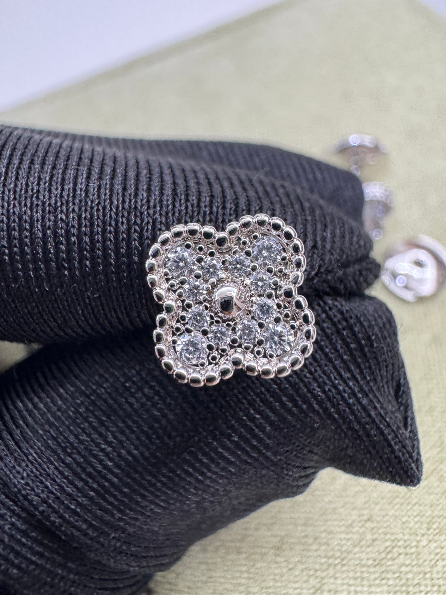 VCA Sweet Alhambra Earrings 滿鑽白金色