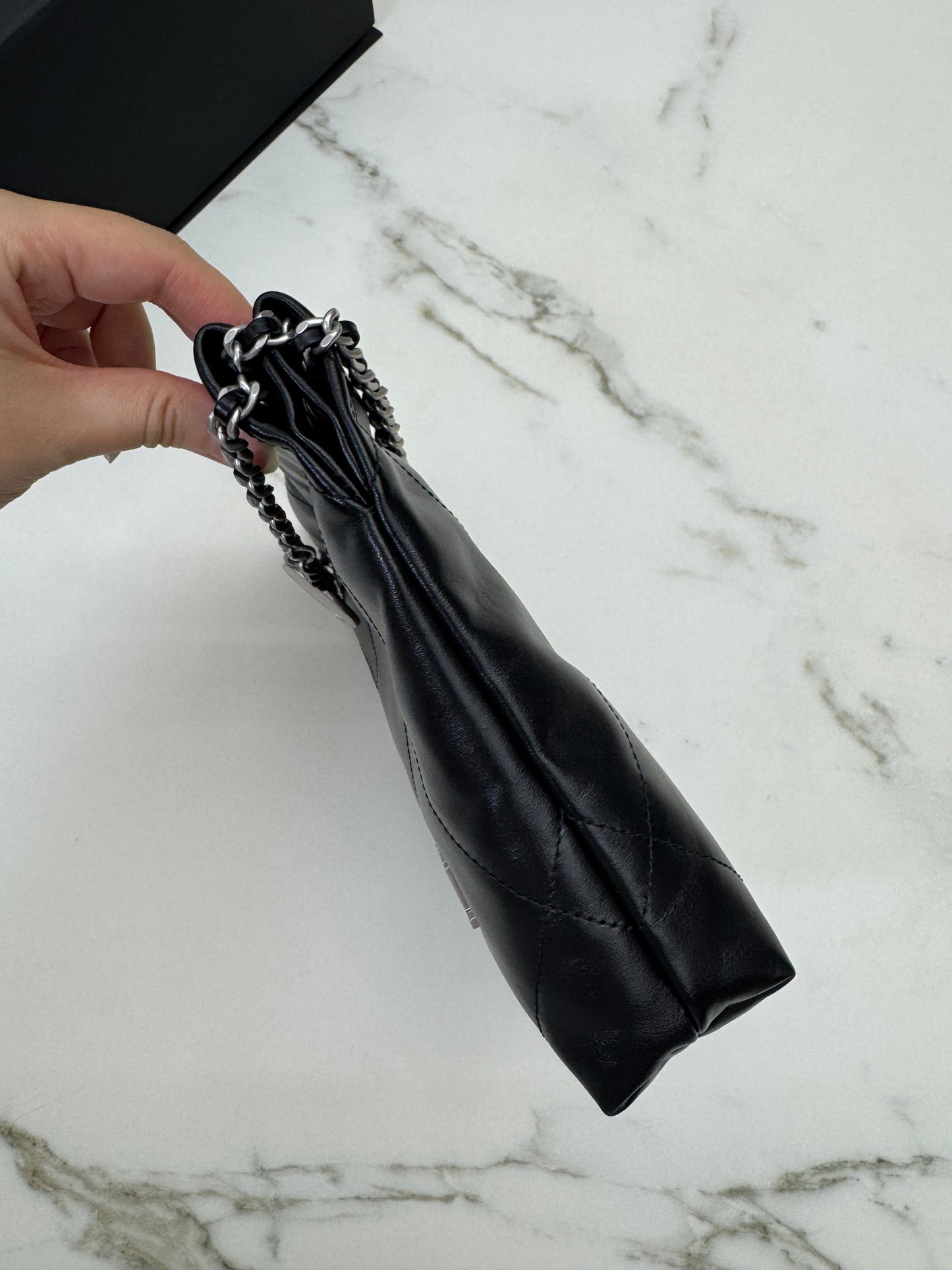 CHANEL Mini 22 Bag 黑銀 【同步最新磁吸扣版】