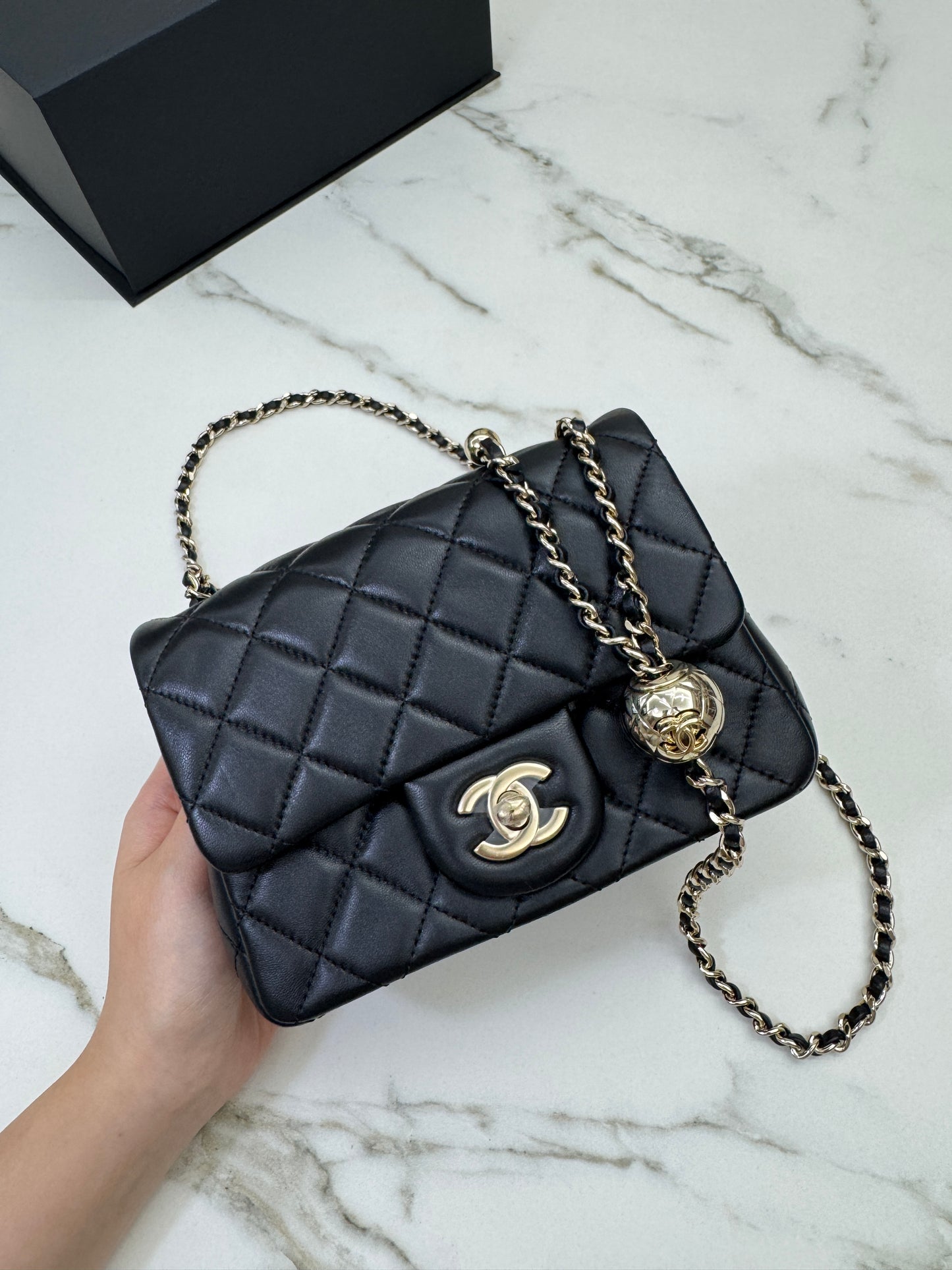 CHANEL 25K 亮面淺金球 Mini CF17 方胖子