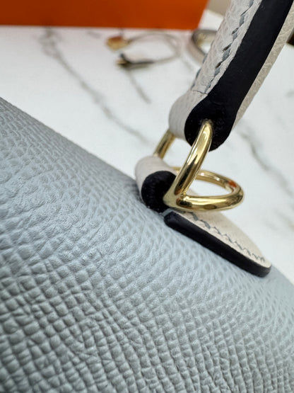 HERMES Kelly 25 冰川藍拼奶昔白 Epsom 香檳金扣 8U Bleu Glacier/ 10 Craie PBHW