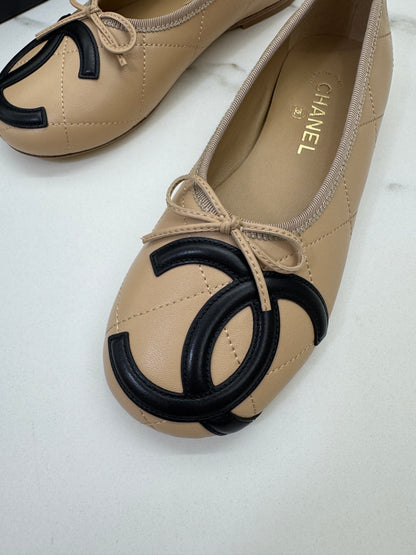 CHANEL Cambon Ballet Flats 杏拼黑 Beige
