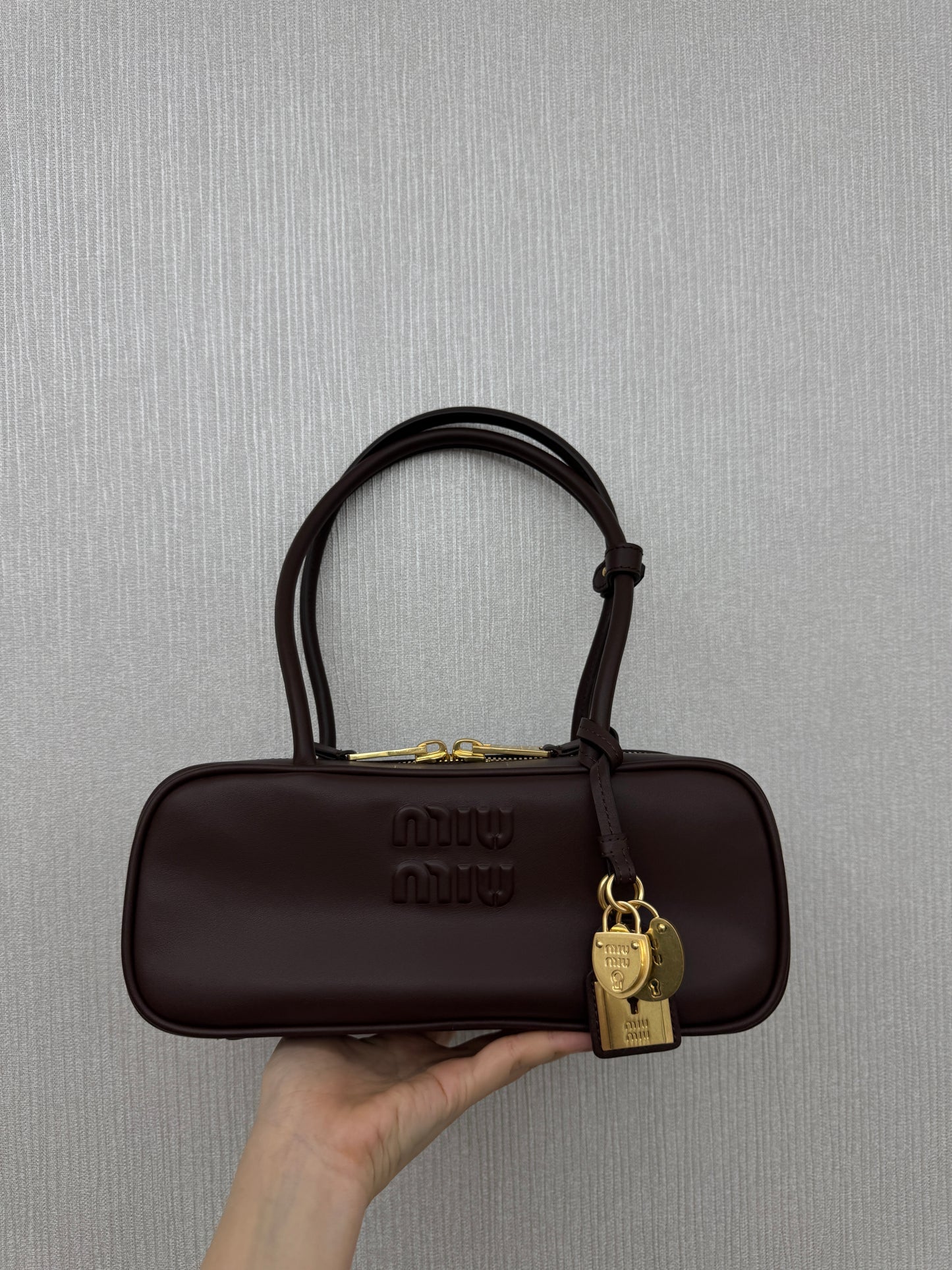 MIU MIU Beau 長柄保齡球 石楠木色 Briarwood