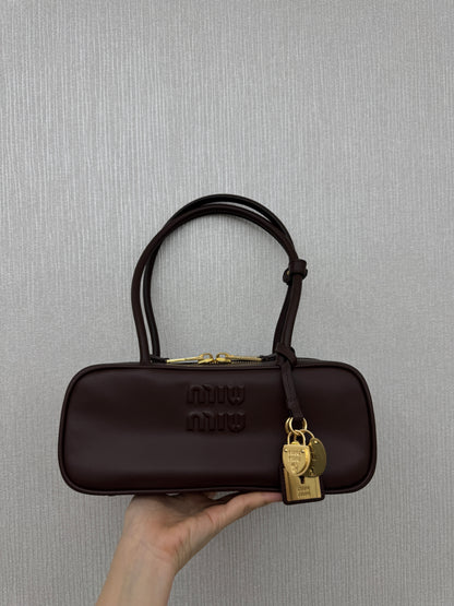 MIU MIU Beau 長柄保齡球 石楠木色 Briarwood