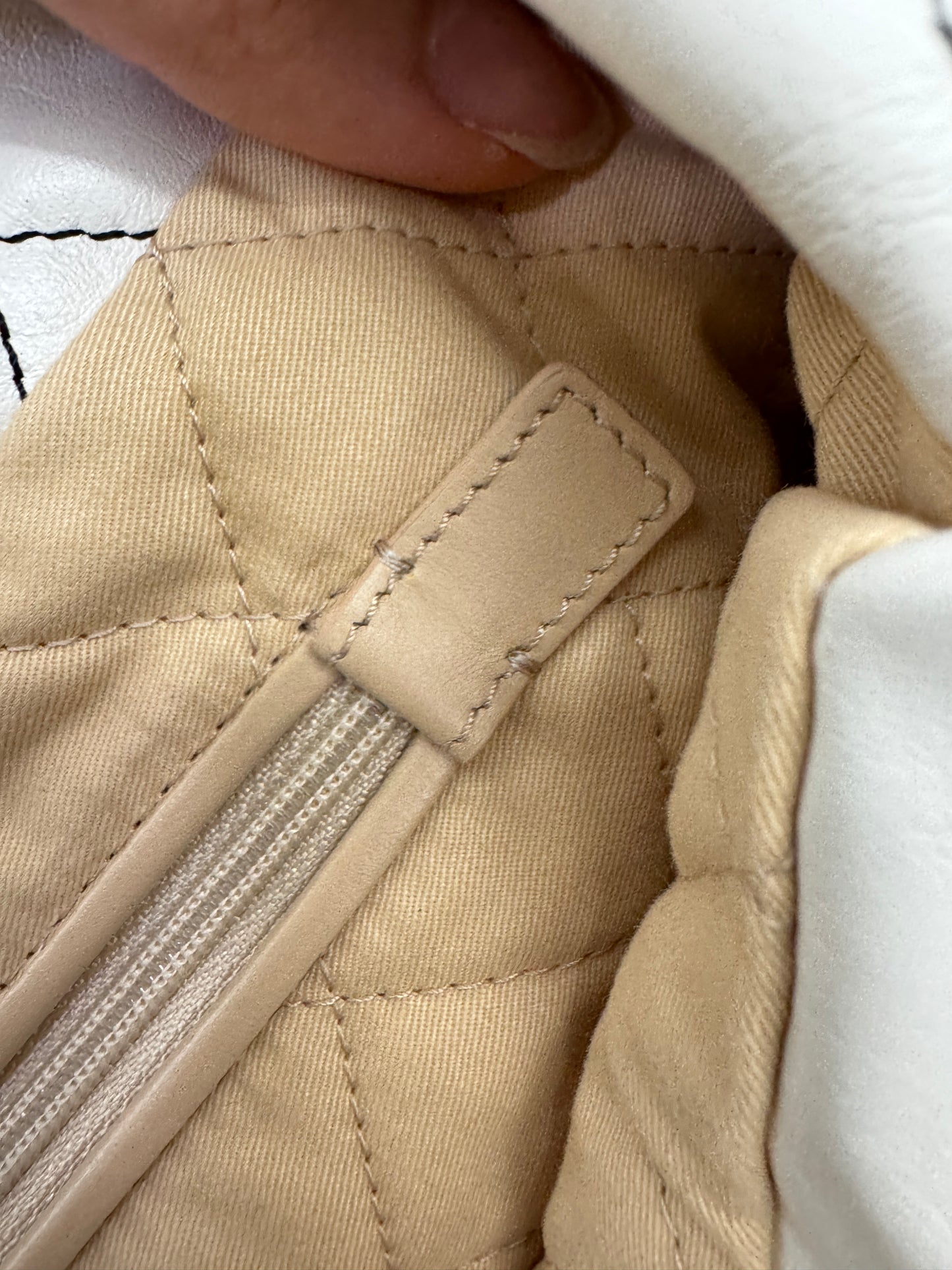 CHANEL 22Bag Medium 白色黑線