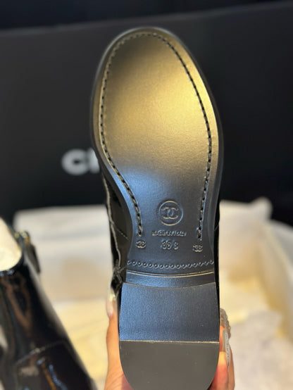 CHANEL 皺漆皮短靴￼23A