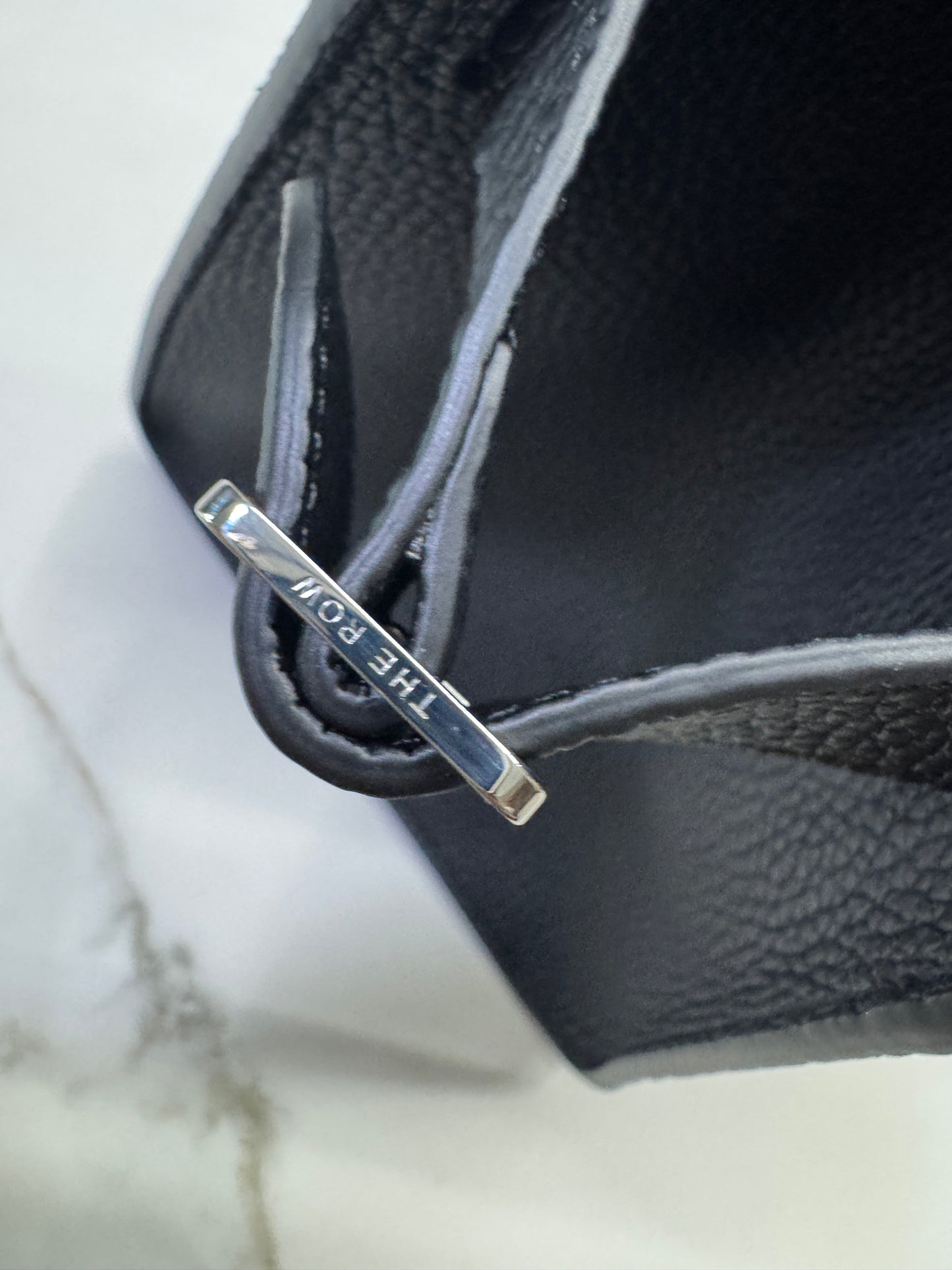 THE ROW Marguax 12 黑銀荔枝紋