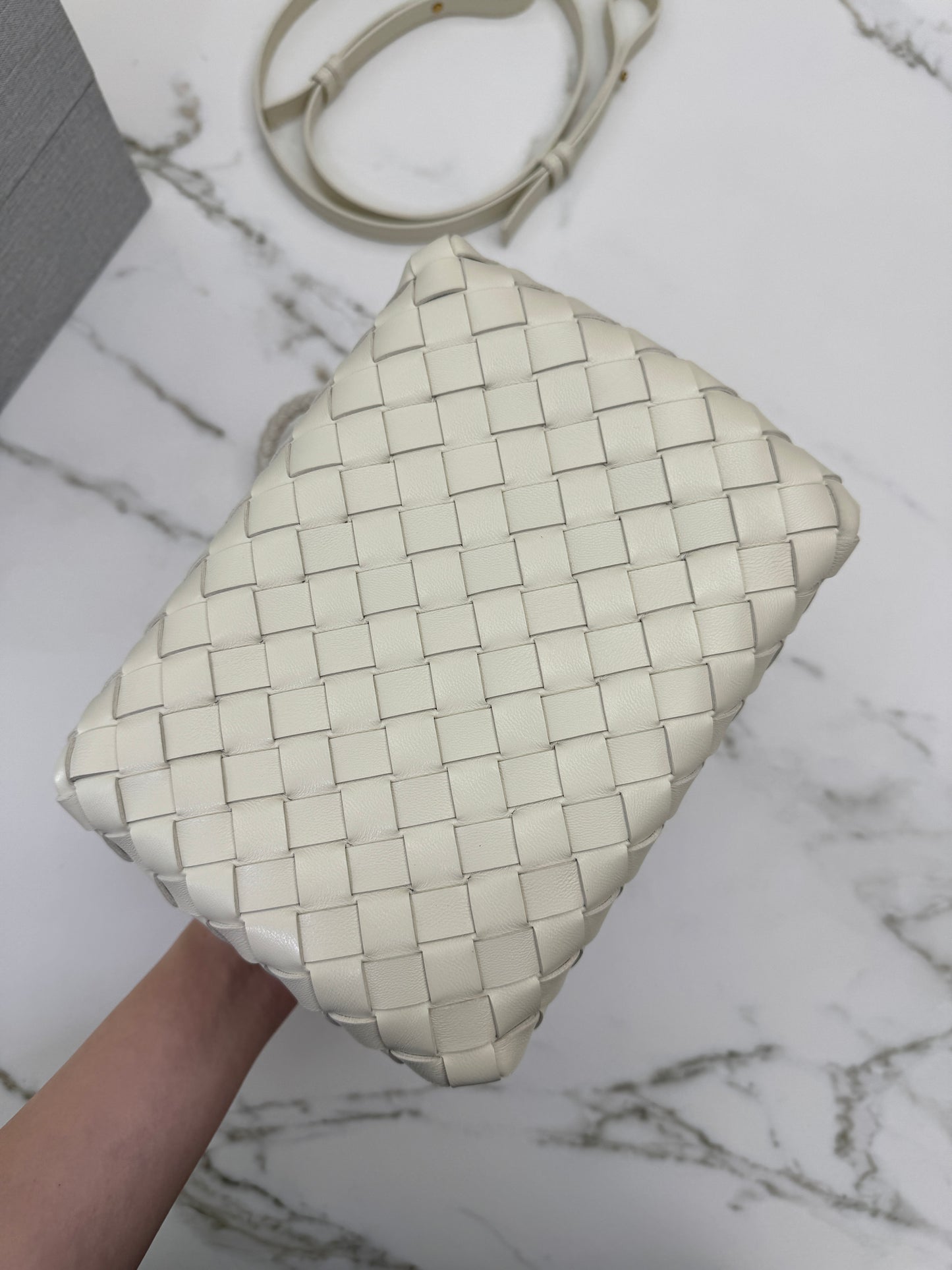 BV Parachute Small 海鹽白 Sea Salt