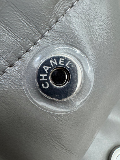 CHANEL 22 Bag Medium 23C淺灰色銀扣