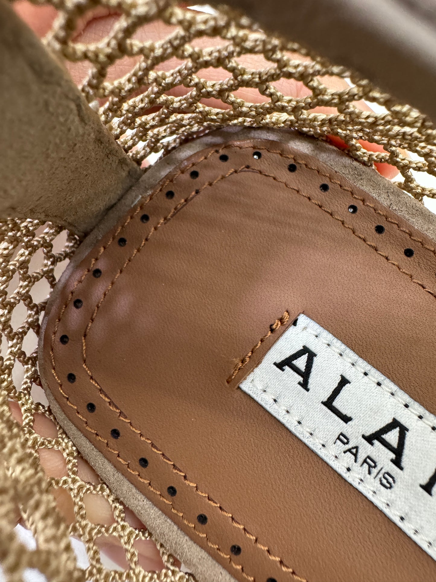 ALAIA 漁網鞋 粉杏色麂皮