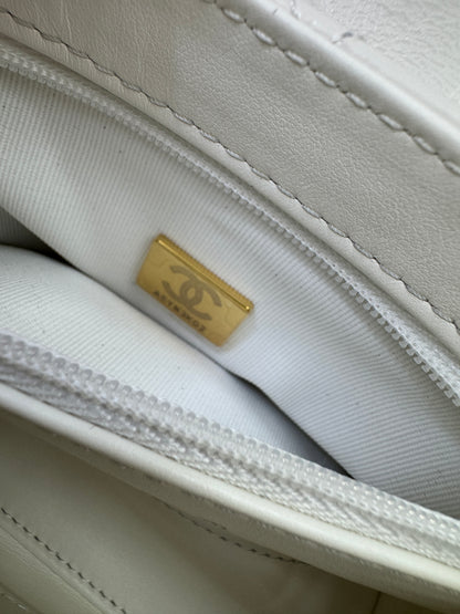 CHANEL Kelly 白色皺紋光面牛皮