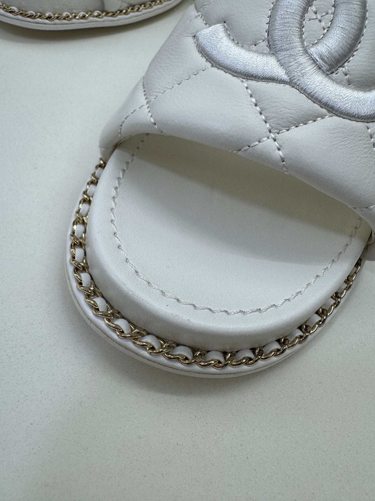CHANEL 25P 粗跟拖鞋 白色