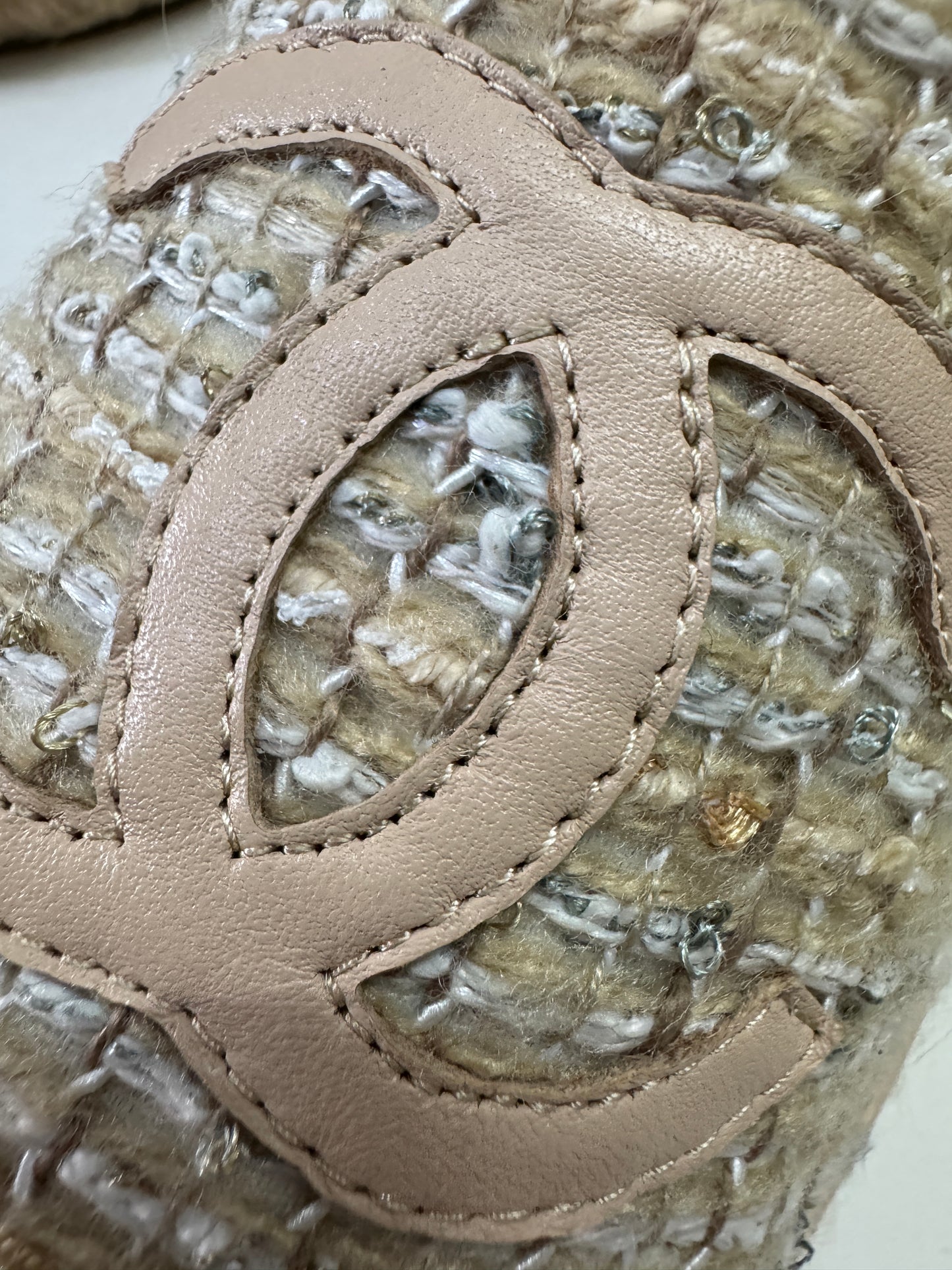 CHANEL 淺杏色軟呢漁夫鞋